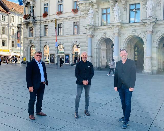 Helfen den Standbetreibern: Hubert Pferzinger, GR Michael Schunko, Citymanager Heimo Maieritsch (v.l.) | Foto: TV Graz