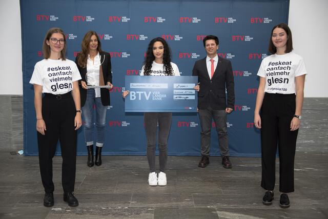 von links nach rechts: Miriam Kuntner, Projektbetreuerin Mag. Marion Girstmair Hackl, Alina Guggenberger, Direktor MMag. Alois Hörmann, Anja Bandjak