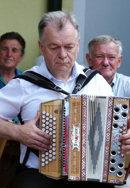 Ernst Hofbauer beim Harmonikaspiel.