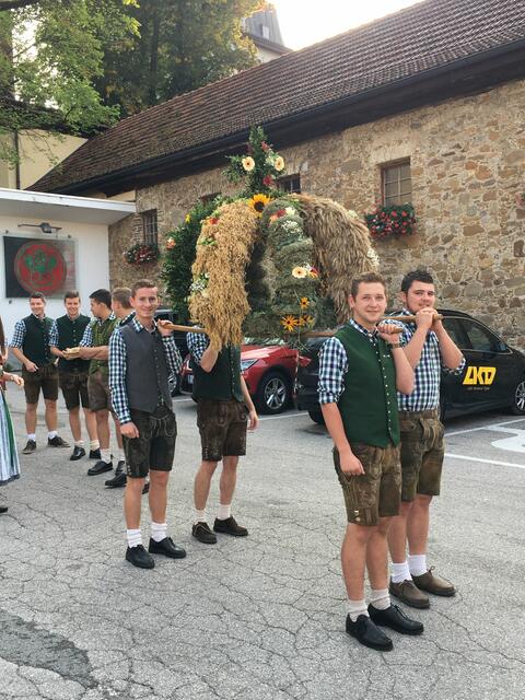 In Obertrum tragen die Burschen der Landjugend die Krone.
