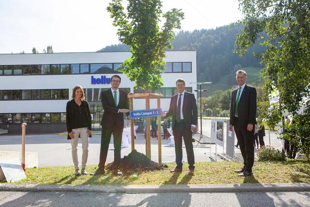 Anja und Werner Holluschek - hollu Inhaber, Mag. Thomas Öfner – Bürgermeister Zirl, Simon Meinschad – hollu Geschäftsführer.