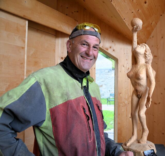 Der Bildhauer mit seinem "Mädchen mit Kugel"