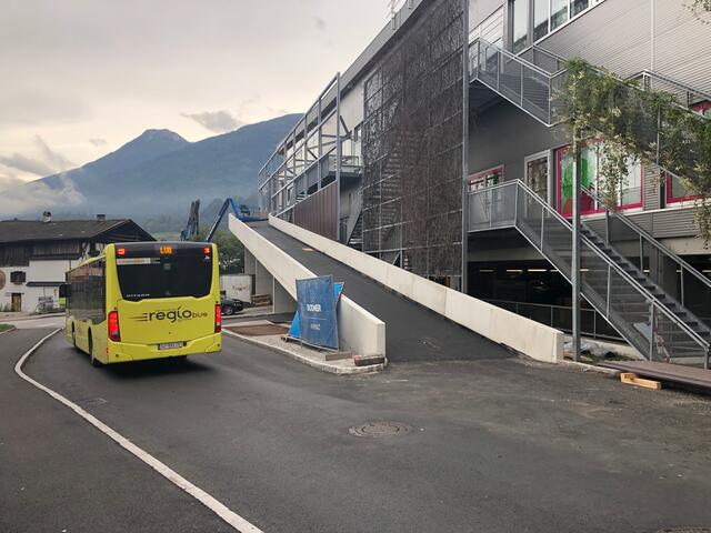 Eine neue Rampe führt die Autofahrer ostseitig direkt zum oberen Parkdeck und zu den dortigen Geschäften.