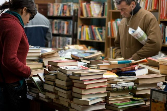 Bücher, Spielsachen und viel Geschirr gibt es am Pfadfinderflohmarkt.