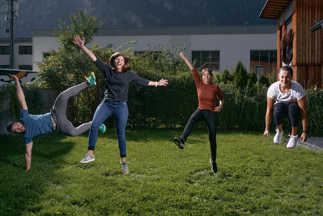 Freuen sich auf das erweiterte Therapiezentrum, von links: Wolfgang Radl, Lisa Prantl, Laura Wagner und Weltcup-Ass Franziska Gritsch.