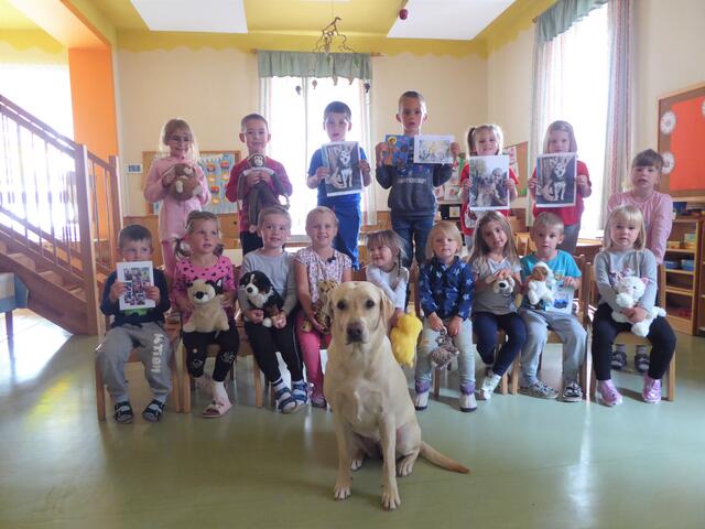 Kuscheltiere und Hündin Hera waren die Gäste im Kindergarten Deutsch Schützen.