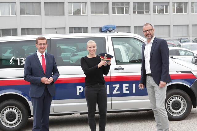 Wirtschafts- und Sport-Landesrat Markus Achleitner, die frischgebackene Polizeischülerin Elisabeth Reisinger und Landespolizeidirektor Andreas Pilsl.