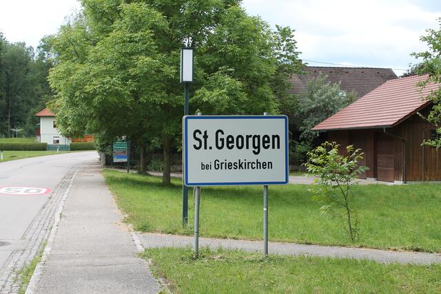 Nach dem Kreisverkehr Stritzing, Gemeinde St. Georgen bei Grieskirchen, kam es zum Unfall, bei dem eine Autofahrerin unbestimmten Grades verletzt wurde. | Foto: BRS