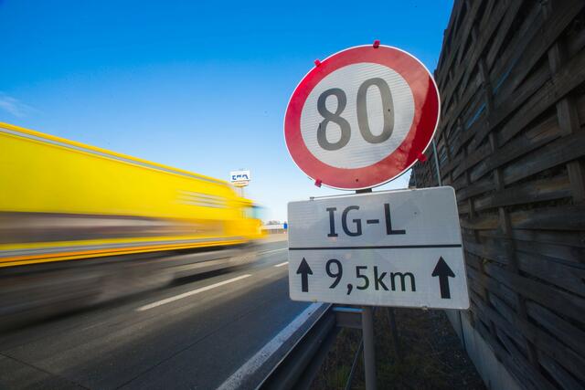 Das Tempolimit Achtzig auf der Autobahn bei Kufstein wird zum Thema in der Festungsstadt. Zur Debatte getragen wird das Thema in der Sitzung vom 7. Oktober. (Symbolfoto)