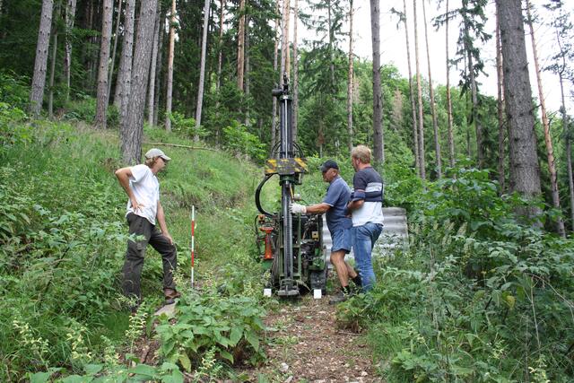 Bohrungen mittels Rammkernsonden dienen der Überprüfung der durch Georadar gewonnen Ergebnisse und der Gewinnung von Probenmaterial aus größeren Tiefen | Foto: Universität Innsbruck