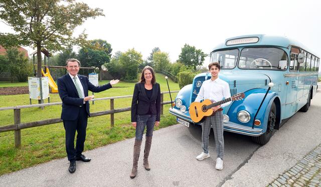 Kulturstadtrat Franz Piribauer mit der Leiterin des SOG.Theaters Brigitte Tauchner und Musiker Michael Horvath in der Breitenauer-Siedlung, wo der Oldtimer-Bus am 6. Oktober den ersten Halt machen wird.
