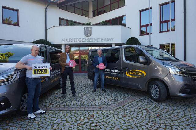 Taxiunternehmer Christian Bauer (Pauli's Taxi), Bürgermeister Klaus Höllerl, Ausschussobmann und Vizebürgermeister Mario Frank (v. l. nach r.)