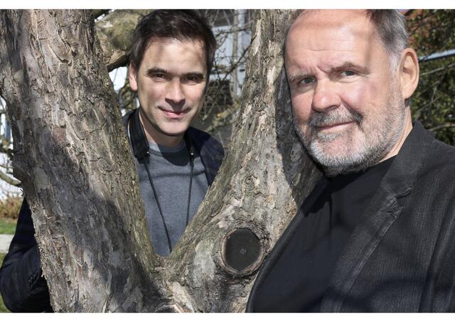 Kunst mit und fürs Herz: Für die beiden Künstler August Schmölzer (r.) und Edgar Unterkirchner ist die Verbindung zum Herzen essentiell für jede künstlerlische Darbietung.  | Foto: Veronika Erhart