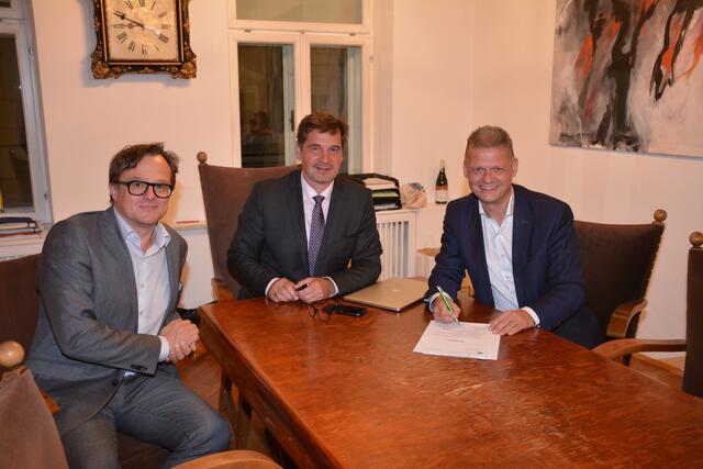 Notar Martin Sonnleitner, Bürgermeister Werner Krammer und Nationalratsabgeordneter Andreas Hanger bei der Vertragsunterzeichnung (v.l.)