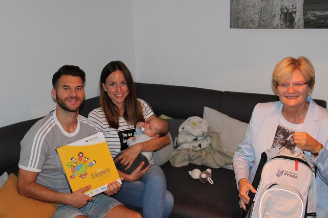 Michael Sulzer, Lora Dusper mit Sohn Noah und Vizebürgermeisterin Erika Zeh.