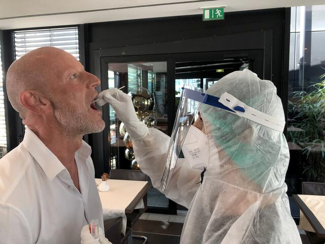 Gastronom Walter Lukas beim COVID-19-Test im Rahmen des Programms „Sichere Gastfreundschaft“. Innsbrucks Gastronomen geben nicht auf. | Foto: zbc3 gmbh