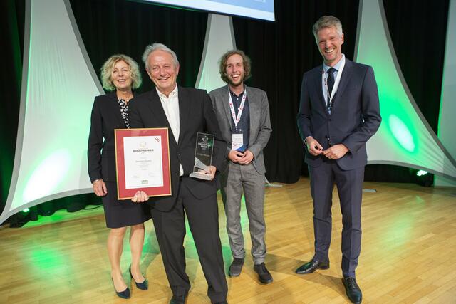 Gerhard Woerle (2.v.li) wurde für sein Lebenswerk mit dem Österreichischen Industriepreis ausgezeichnet. Im Bild mit Gattin Elisabeth Woerle, Sohn Gerrit Woerle sowie REGAL-Geschäftsführer Roland Pirker.