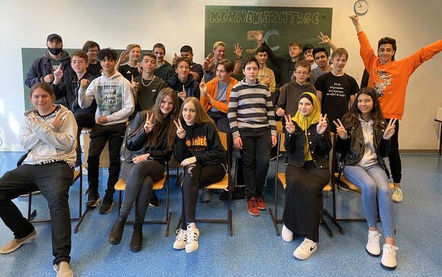 Gut gelaunt bei den Kennenlerntagen: die 5c mit ihrem Freizeitpädagogen Elias Auer.