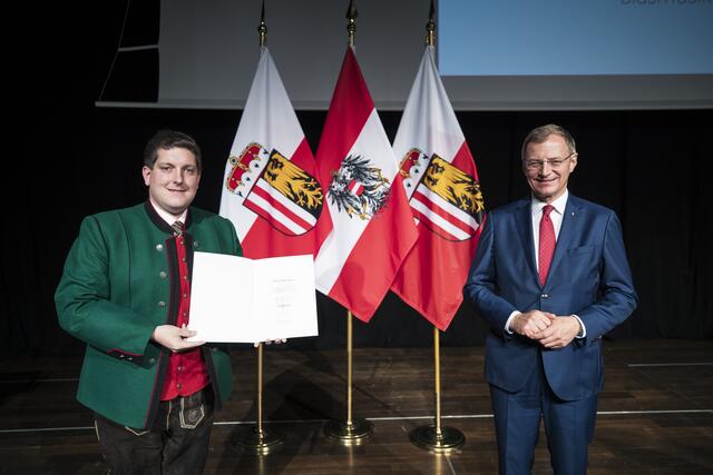 LH Thomas Stelzer überreicht die fünfte Ehrung an den Musikverein Burgkirchen.