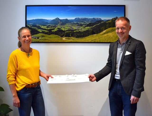 Bgm. Reinhold Flörl gratuliert der neuen Pflegedienstleiterin Claudia Eckschlager.