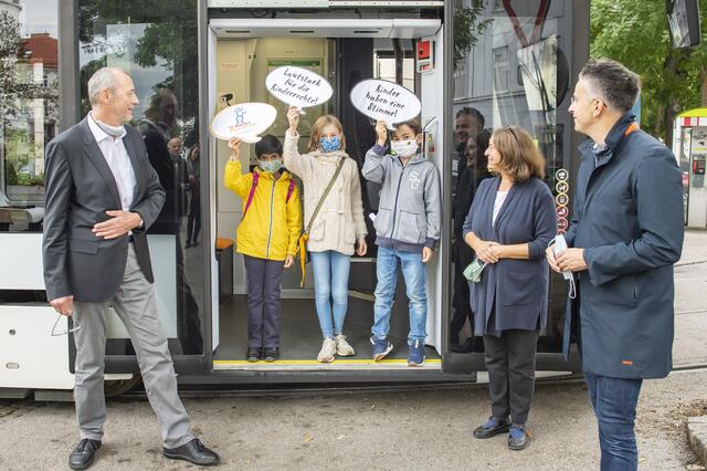 Gemeinsam machen sie auf Kinderrechte aufmerksam: Gerhard Amtmann von der Holding Graz, Kinderparlamentarierin Vritika Kadam, Kinderbürgermeisterin Lea Poldrack, Kinderbürgermeister Luis Margreiter, Stadträtin Elke Kahr und Stadtrat Kurt Hohensinner (v.l.)