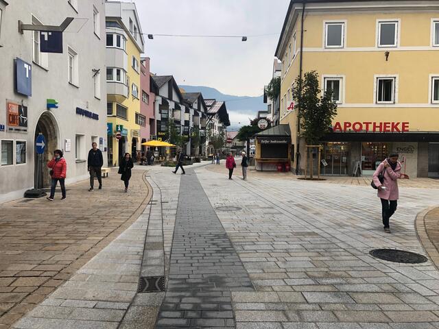 Schon jetzt sind große Teile der Begegnungszone fertiggestellt, viele Passanten nutzen bereits das neue Ambiente.