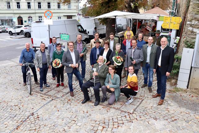Bauernmarkt-Initiator Alois Buchsbaum und die Gründerfamilien im Kreis der Ehrengäste, an der Spitze Bgm. Marcus Martschitsch.