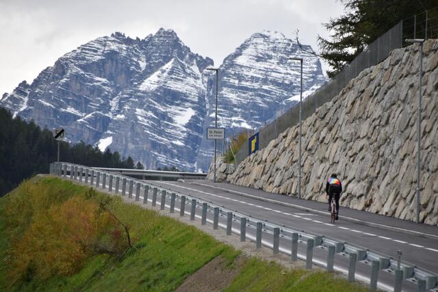 Alles neu gemacht: Straße, Radstreifen und Gehsteig sowie natürlich die aufwändige Stützmauer zur Rechten. | Foto: Kainz