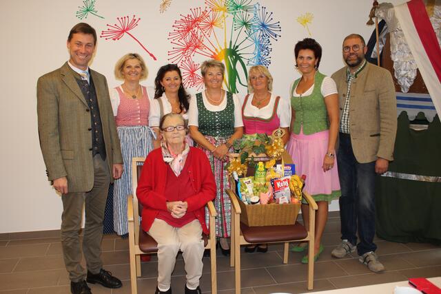 Bei der Geburtstagsfeier im Marienheim. Jubilarin Aloisia Lerch feierte den Neunzigsten.