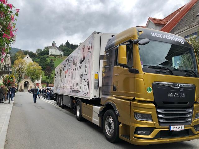 Der Truck mit dem Siegesbeitrag von Albert Masser beim "VOI fesch Kunstpreis 2020" am Hauptplatz von Bad Schwanberg. | Foto: Susanne Veronik