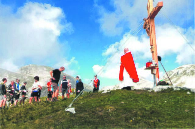 Das neue Gipfelkreuz am Napf in Werfenweng wurde mit einer Bergmesse feierlich eingeweiht.