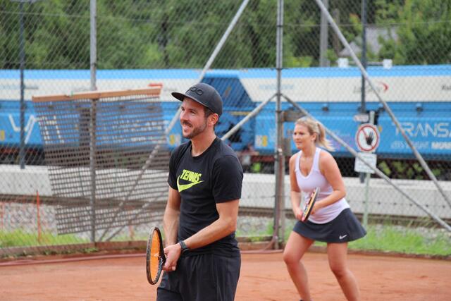 Lukas Scharnreitner sicherte sich in einem spannenden Finale den Vereinsmeistertitel. Im Bild mit Stephanie Liedl (re.).