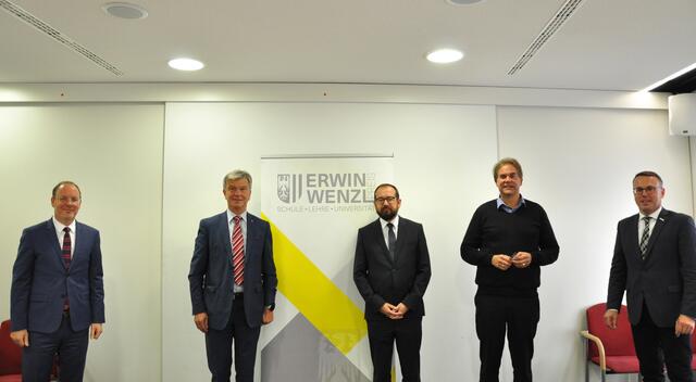 Von links: Friedrich Dallamaßl (WKOÖ, Juryvorsitzender Kategorie Lehre), Obmann des Erwin Wenzl Preis-Vereins Werner Steinecker, Michael Mayrhofer (JKU, Juryvorsitzender Kategorie Universität), Wolfgang Zechmeister (Akad. Gymnasium Linz, Juryvorsitzender Kategorie Schule) und Günther Lengauer (Direktor des Bildungshauses St. Magdalena).