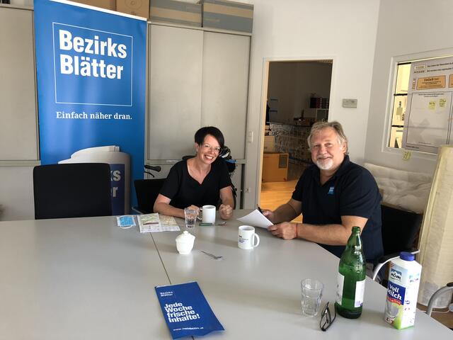 Tanja Windbüchler-Souschill im Gespräch mit Bezirksblätter-Redakteur Peter Zezula. Das Foto wurde in Corona-entspannteren Zeiten geschossen.