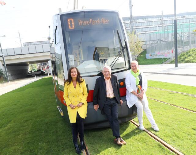 Bei der Präsentation des neuen Grüngleises der Linie O (v.l.): Öffi-Stadträtin Ulli Sima (SPÖ), Wiener Linien-Geschäftsführer Günter Steinbauer und Bezirksvorsteherin Uschi Lichtenegger (Grüne).