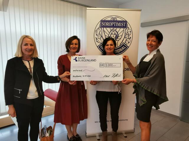 Andrea Konrath und Michaela Klein bedanken sich bei der Soroptimist-Präsidentin Gabi Holzer und Elisabeth Seifried für die großartige Unterstützung.
