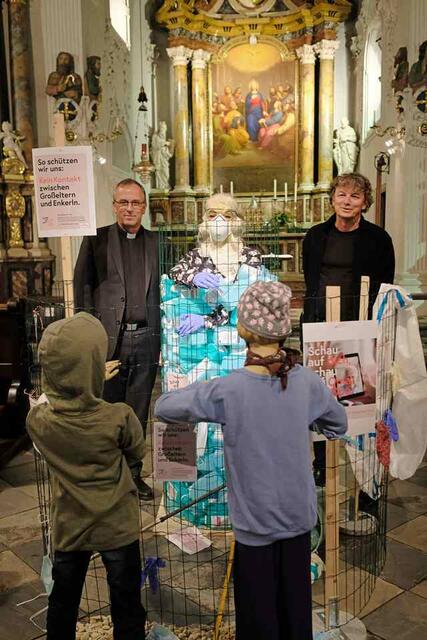 Bischofsvikar Mag. Jakob Bürgler und Dr. Wolfang Halder präsentierten die künstlerische Intervention zum Besuchsverbot in der Innsbrucker Spitalskirche.