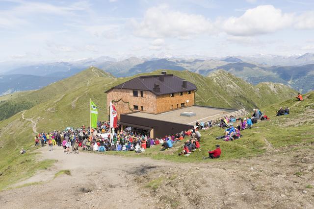 Entlang des Karnischen Kamms befinden sich mehrere Schutzhütten.
