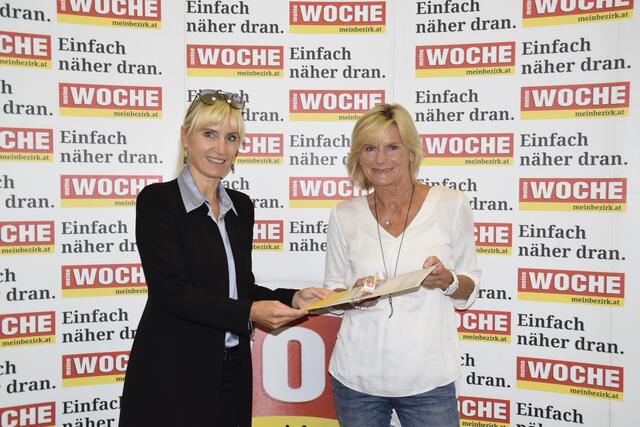 WOCHE-Marketingleiterin Elfriede Breitenhuber mit der freudigen Gewinnerin Barbara Natmessnig