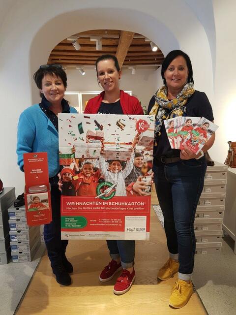Gertrude Pöltl, Christina Pöltl und Gabriele Schweighofer unterstützen die Aktion „Weihnachten im Schuhkarton“.