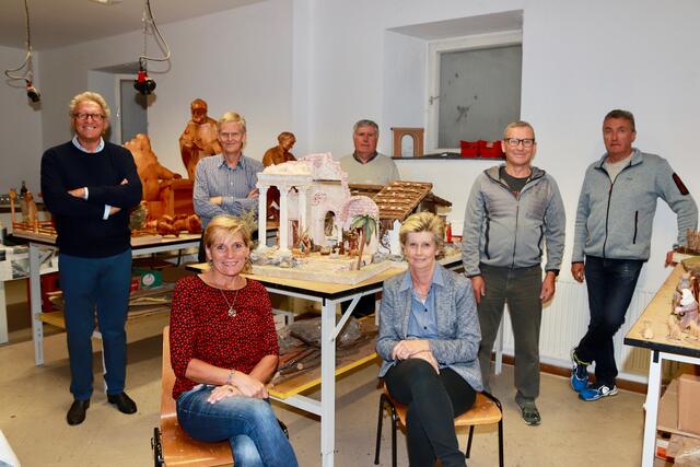Der neue Vorstand: Stefan Radatz, Gerald Papes, Josef Praxmarer, Max Bartholomes, Hermann Tanzer (v.l.n.r.): Vorne: Cornelia Papes (li.), Angelika Stecher