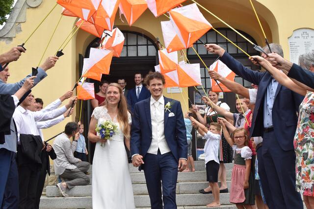 Die Orientierungslauf Kolleginnen und Kollegen bildetet bei der Hochzeit ein wunderschönes Spalier.