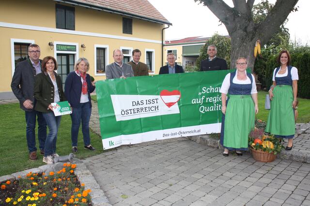 Schauen auf regionale Qualität: Gerhard und Christine Michaeler, Edith Pfeiffer, Leopold Hradil, Obmann der BBK Manfred Zörnpfenning, Bürgermeister Gernot Haupt, Elmar Schöberl, Sandra Kuhn, Elke Scheit | Foto: BBK Gänserndorf/Hauer-Bindreiter