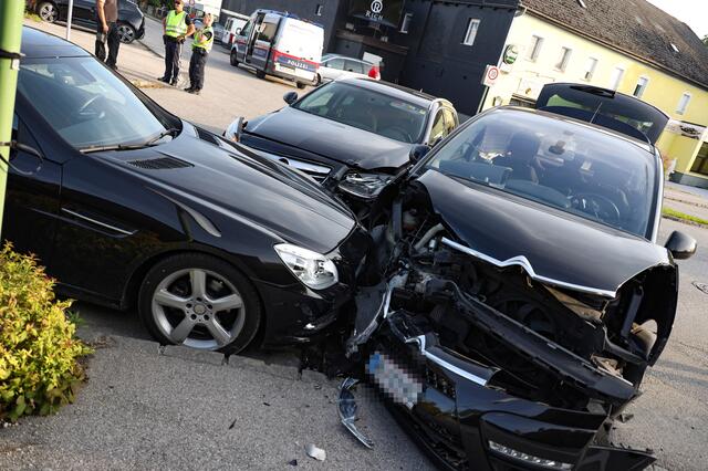 Drei Personen wurden bei dem Unfall verletzt.