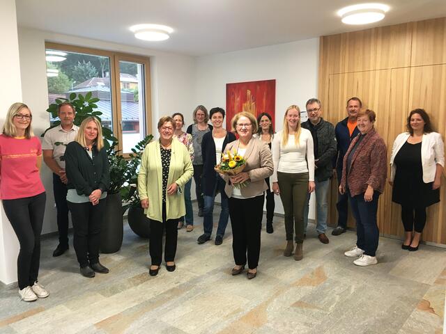 Gerlinde Aigner (Meldeamt), Mag. Michael Turnhöfer (Kassenleiter), Gabriele Zetka (Standesamt), Bürgermeisterin Josefa Geiger, Julia Micewski (Personalvertreterin), Amtsleiterin-Stv. Maria Fidler, Neue Büchereileiterin Margit Kienast, Maria Glaser, Cornelia Probst (Bücherei), Baudirektor Ing. Gerald Frischengruber, Bauhofleiter Helmut Fitz, Susanne Weiß (Bauamt) und Michaela Baumgartner (Buchhaltung)