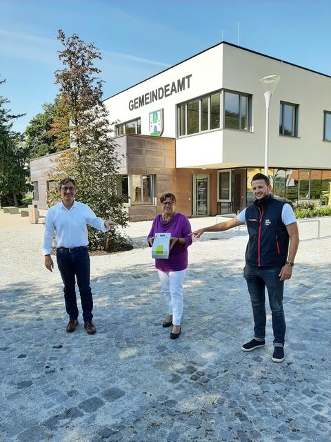 Josef Brückelmayer, Leiter des Netz NÖ Service Centers Tulln, Bürgermeisterin Josefa Geiger und Boris Rauch, Smart Meter Koordinatorstellvertreter Service Center Tulln