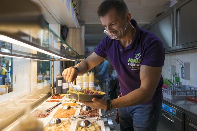 Laszlo Marton an der Arbeit mit "Raw Energy Food"