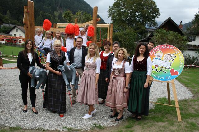 Bürgermeister Maier, Direktorin Schwaiger, Landtagsabgeordnete Patterer mit Lehrerinnen und Elternvertreter sowie Schülerinnen der 2. Klasse.