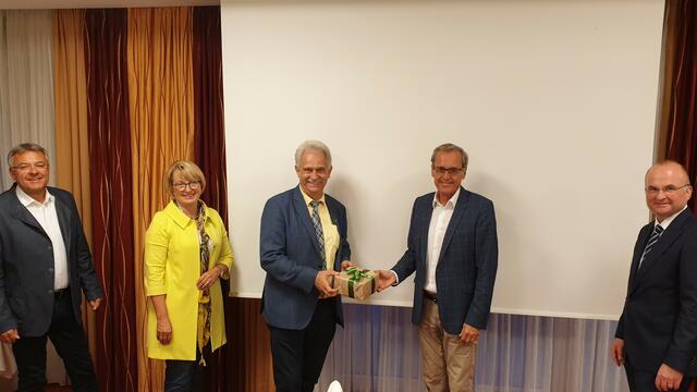Bezirkshauptmann Christoph Schweitzer, Bürgermeisterin Maria Pachner, Bürgermeistersprecher Peter Oberlehner, Bürgermeister Gerhard Baumgartner und Gemeindebund-Direktor Franz Flotzinger (v. l. nach r.)
