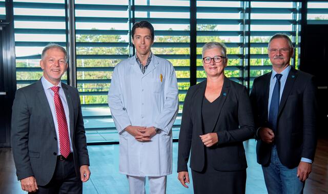 Die Kollegiale Führung Ärztlicher Direktor Dr. Christian Cebulla, Kaufmännische Direktorin Jutta Stöger, MSc und Pflegedirektor Dipl. Pflegewirt (FH) Joachim Schulze (v.l.) heißt den neuen Primar der I. Med. Abteilung, Primar Prof. Priv. Doz. Dr. Thomas Gremmel, MBA, FESC am Landesklinikum Mistelbach-Gänserndorf herzlich willkommen.